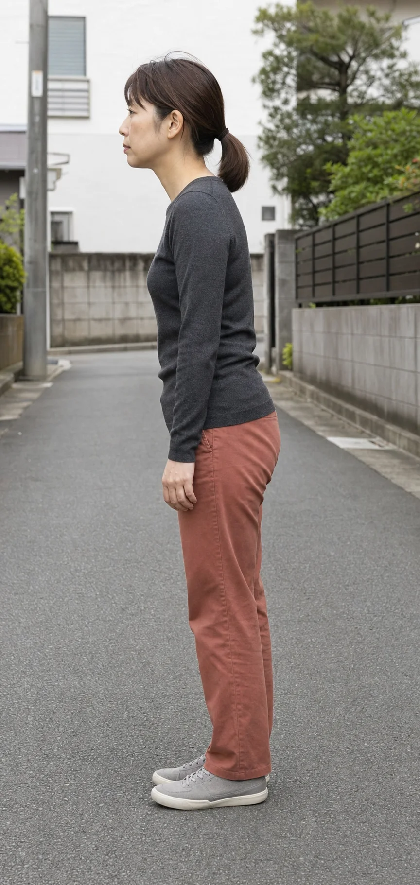 側面から撮影した架空の日本人成人の全身立位。頭部と肩が前へ出て見え、骨盤周辺は後ろへ回っているように見える例。